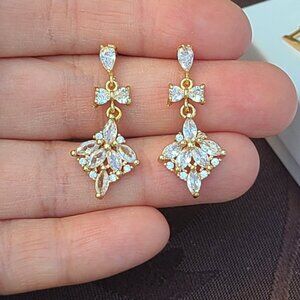 Gorgeous Gold Tone Crystal Drop Vintage Style Earrings